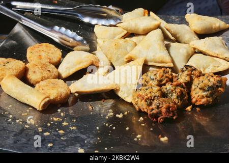 Frische Samosas und Pakordas, die während des Taste of India Food Festivals am 04. August 2019 auf dem Nathan Philips Square in Toronto, Ontario, Kanada, gezeigt werden, als Lebensmittelhändler leckere und exotische Köstlichkeiten und eine Vielzahl von Street Food aus ganz Indien präsentieren. (Foto von Creative Touch Imaging Ltd./NurPhoto) Stockfoto