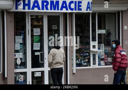 In Varna, Bulgarien, warten Menschen mit Schutzmaske in der Warteschlange vor der Apotheke, die bulgarische Regierung kündigte den Ausnahmezustand für einen Monat an. Die bulgarische Regierung ordnete die Einstellung der Arbeit für einen Monat in Bulgarien der Galerien, Restaurants, Cafés, Nachtclubs, Konzerte und Massenveranstaltungen in Innenräumen, um die Ausbreitung von COVID-19 zu verhindern. Im folgenden Monat werden nur staatliche Institutionen, Apotheken und Lebensmittelgeschäfte arbeiten. Das Gesundheitsministerium hat am Samstagabend 51 Fälle von Coronavirus in Bulgarien bestätigt, mit mindestens zwei Rekoviren Stockfoto