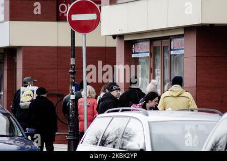 Die bulgarische Regierung kündigte für einen Monat den Ausnahmezustand an, da die Menschen in der Schlange vor einem Lebensmittelmarkt in Varna, Bulgarien, stehen. Die bulgarische Regierung ordnete an, die Arbeit der Galerien, Restaurants, Cafés, Nachtclubs, Konzerte und der Massenversammlung von Menschen in Innenräumen für einen Monat auszusetzen, um die Ausbreitung von COVID-19 zu verhindern. Im folgenden Monat werden nur staatliche Institutionen, Apotheken und Lebensmittelgeschäfte arbeiten. Am Samstagabend hat das Gesundheitsministerium 51 Fälle von Coronavirus in Bulgarien bestätigt, wobei mindestens zwei Todesfälle verzeichnet wurden, Varna Stockfoto