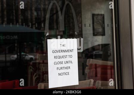 Hinweis von McDonalds auf der Champs Elysees Avenue am 16. März 2020 in Paris, Frankreich, geschlossen. Frankreich wartet heute Abend auf die Intervention ihres Präsidenten Emmanuel Macron über eine mögliche Eindämmung, Sperrung und Eindämmung der französischen Bevölkerung gegen die Ausbreitung des Coronavirus (COVID-19). Heute Morgen waren die Straßen in Paris fast leer, der Laden war geschlossen, wie die galleries Lafayette, Cartier, auf der Champs Elysees Avenue, und die Restaurants, als Fouquet's Restaurant. (Foto von Jerome Gilles/NurPhoto) Stockfoto