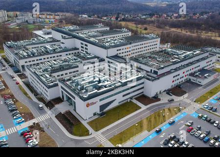 (Anmerkung der Redaktion: Bild aufgenommen von einer Drohne) Blick über das Universitätskrankenhaus, eines von 19 Krankenhäusern in Polen, die in infektiöse Krankenhäuser für Coronavirus-Patienten umgewandelt werden sollen. Krakau, Polen, am 16. März 2020. Der polnische Premierminister hat eine epidemische Bedrohung eingeführt, die ab Samstag in Kraft tritt und Kontrollen an den Landesgrenzen sowie Beschränkungen für Dienstleistungen wie Museen, Restaurants, Pubs und Einkaufszentren umfassen wird. (Foto von Beata Zawrzel/NurPhoto) Stockfoto