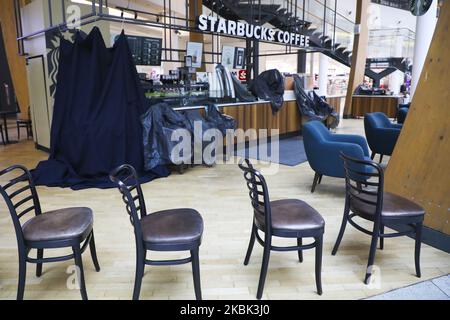 Der Starbucks Coffee Shop im Bonarka Einkaufszentrum ist wegen der Ausbreitung des Coronavirus geschlossen. Krakau, Polen, am 16. März 2020. Der polnische Premierminister hat eine epidemische Bedrohung eingeführt, die ab Samstag in Kraft tritt und Kontrollen an den Landesgrenzen sowie Beschränkungen für Dienstleistungen wie Museen, Restaurants, Pubs und Einkaufszentren umfassen wird. (Foto von Beata Zawrzel/NurPhoto) Stockfoto