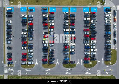 (Anmerkung der Redaktion: Bild aufgenommen von einer Drohne) Blick über einen Parkplatz vor dem Universitätskrankenhaus in Krakau, Polen, am 16. März 2020. (Foto von Beata Zawrzel/NurPhoto) Stockfoto