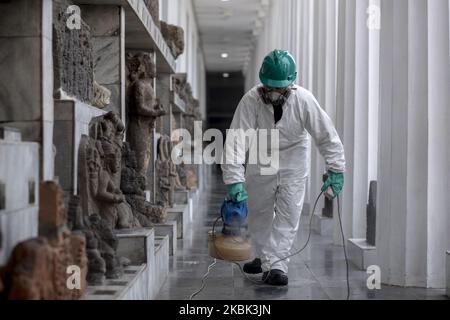 Das Nationalmuseum ist wegen eines Ausbruchs von Covid-19 im Großraum Jakarta am Montag (16/03) vorübergehend geschlossen. Die Museumsbehörden beschließen, alle Museumseinrichtungen zu sterilisieren, als Reaktion auf die Anweisungen der indonesischen Regierung, die Ausbreitung der Pandemi-Symptome wie Lungenentzündung zu minimieren. Die Virus Control personnels verbreiten Desinfektionsmittel auf jeder Etage des Museums, wie zum Beispiel prähistorische Abschnitte, indonesische nationale Schätze und alte Statuen im Museum. (Foto von Mas Agung Wilis/NurPhoto) Stockfoto