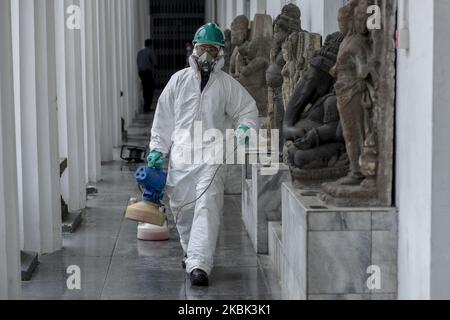 Das Nationalmuseum ist wegen eines Ausbruchs von Covid-19 im Großraum Jakarta am Montag (16/03) vorübergehend geschlossen. Die Museumsbehörden beschließen, alle Museumseinrichtungen zu sterilisieren, als Reaktion auf die Anweisungen der indonesischen Regierung, die Ausbreitung der Pandemi-Symptome wie Lungenentzündung zu minimieren. Die Virus Control personnels verbreiten Desinfektionsmittel auf jeder Etage des Museums, wie zum Beispiel prähistorische Abschnitte, indonesische nationale Schätze und alte Statuen im Museum. (Foto von Mas Agung Wilis/NurPhoto) Stockfoto