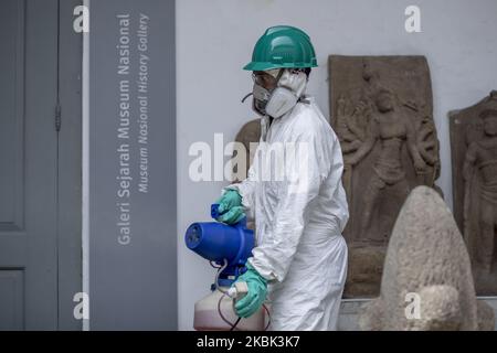 Das Nationalmuseum ist wegen eines Ausbruchs von Covid-19 im Großraum Jakarta am Montag (16/03) vorübergehend geschlossen. Die Museumsbehörden beschließen, alle Museumseinrichtungen zu sterilisieren, als Reaktion auf die Anweisungen der indonesischen Regierung, die Ausbreitung der Pandemi-Symptome wie Lungenentzündung zu minimieren. Die Virus Control personnels verbreiten Desinfektionsmittel auf jeder Etage des Museums, wie zum Beispiel prähistorische Abschnitte, indonesische nationale Schätze und alte Statuen im Museum. (Foto von Mas Agung Wilis/NurPhoto) Stockfoto