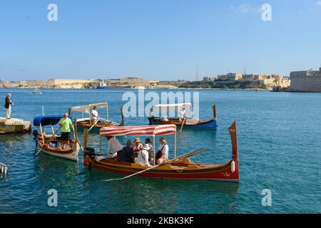 Valletta, Malta - 14. 2022. September: Touristen an Bord eines traditionellen maltesischen Bootes namens Dgħajsa Tal-Pass an der Lascaris Water Taxi Station. Stockfoto