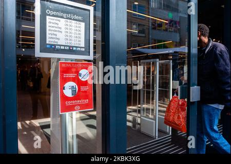 Am ersten Tag der neuen Coronavirus-Maßnahmen in Nijmegen geht ein Mann mit einem Coronavirus-Ratschlag an der Tür in eines der Geschäfte. Niederlande. Am 16.. März 2020. (Foto von Romy Arroyo Fernandez/NurPhoto) Stockfoto