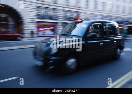 Ein Taxi fährt am 16. März 2020 entlang der Regent Street in London, England. (Foto von David Cliff/NurPhoto) Stockfoto