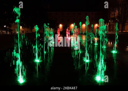 Brunnen vor dem Romolo Valli Theater, beleuchtet mit den italienischen Trikoloren während der COVID-19 Pandemie in Italien am 2020. März in Reggio Emilia, Italien. (Foto von Emmanuele Ciancaglini/NurPhoto) Stockfoto