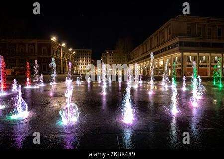 Brunnen vor dem Romolo Valli Theater, beleuchtet mit den italienischen Trikoloren während der COVID-19 Pandemie in Italien am 2020. März in Reggio Emilia, Italien. (Foto von Emmanuele Ciancaglini/NurPhoto) Stockfoto