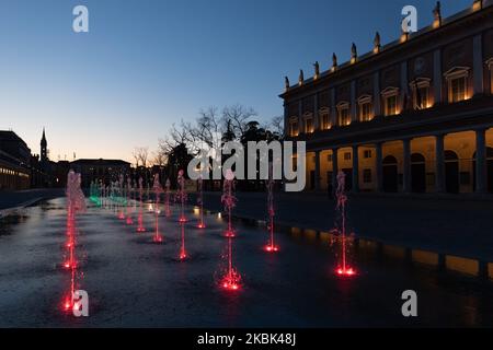 Brunnen vor dem Romolo Valli Theater, beleuchtet mit den italienischen Trikoloren während der COVID-19 Pandemie in Italien am 2020. März in Reggio Emilia, Italien. (Foto von Emmanuele Ciancaglini/NurPhoto) Stockfoto