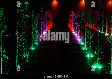 Brunnen vor dem Romolo Valli Theater, beleuchtet mit den italienischen Trikoloren während der COVID-19 Pandemie in Italien am 2020. März in Reggio Emilia, Italien. (Foto von Emmanuele Ciancaglini/NurPhoto) Stockfoto