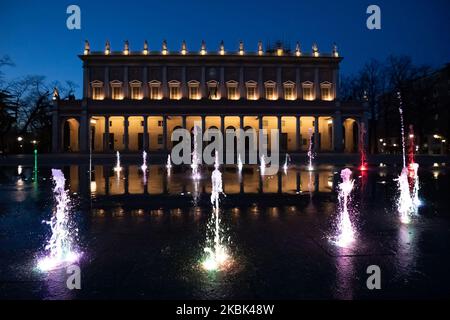 Brunnen vor dem Romolo Valli Theater, beleuchtet mit den italienischen Trikoloren während der COVID-19 Pandemie in Italien am 2020. März in Reggio Emilia, Italien. (Foto von Emmanuele Ciancaglini/NurPhoto) Stockfoto