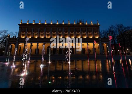 Brunnen vor dem Romolo Valli Theater, beleuchtet mit den italienischen Trikoloren während der COVID-19 Pandemie in Italien am 2020. März in Reggio Emilia, Italien. (Foto von Emmanuele Ciancaglini/NurPhoto) Stockfoto