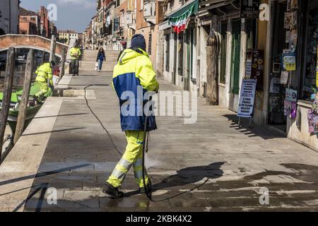 Arbeiter waschen und desinfizieren sich als spezielle Straßenreinigung, die von der Stadtverwaltung Veritas in der Gegend von Cannaregio, Venedig, Italien, am 17. März 2020 mit einem Druckwäscher durchgeführt wurde, der während des Covid-19 Notfalls auf einem Boot installiert wurde. (Foto von Giacomo Cosua/NurPhoto) Stockfoto