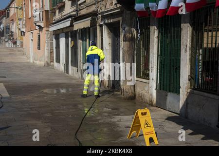 Arbeiter waschen und desinfizieren sich als spezielle Straßenreinigung, die von der Stadtverwaltung Veritas in der Gegend von Cannaregio, Venedig, Italien, am 17. März 2020 mit einem Druckwäscher durchgeführt wurde, der während des Covid-19 Notfalls auf einem Boot installiert wurde. (Foto von Giacomo Cosua/NurPhoto) Stockfoto