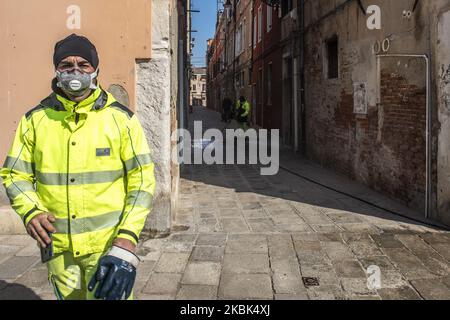 Arbeiter waschen und desinfizieren sich als spezielle Straßenreinigung, die von der Stadtverwaltung Veritas in der Gegend von Cannaregio, Venedig, Italien, am 17. März 2020 mit einem Druckwäscher durchgeführt wurde, der während des Covid-19 Notfalls auf einem Boot installiert wurde. (Foto von Giacomo Cosua/NurPhoto) Stockfoto