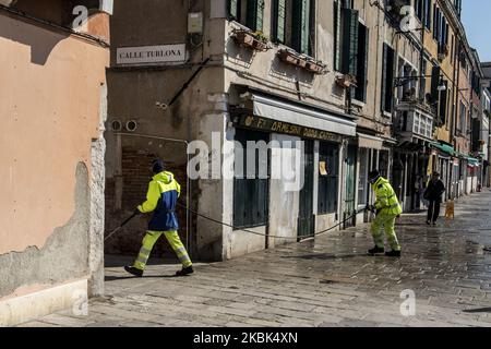 Arbeiter waschen und desinfizieren sich als spezielle Straßenreinigung, die von der Stadtverwaltung Veritas in der Gegend von Cannaregio, Venedig, Italien, am 17. März 2020 mit einem Druckwäscher durchgeführt wurde, der während des Covid-19 Notfalls auf einem Boot installiert wurde. (Foto von Giacomo Cosua/NurPhoto) Stockfoto