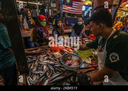 Menschen, die am 17. März 2020 auf dem Nassmarkt in Kuala Lumpur, Malaysia, Schutzmasken tragen. Malaysia wird aufgrund des Ausbruchs von Covid-19 vom 18. März bis 31. März landesweit unter Kontrolle der Bewegungen geraten. (Foto von Mohd Daud/NurPhoto) Stockfoto