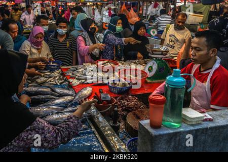 Menschen, die am 17. März 2020 auf dem Nassmarkt in Kuala Lumpur, Malaysia, Schutzmasken tragen. Malaysia wird aufgrund des Ausbruchs von Covid-19 vom 18. März bis 31. März landesweit unter Kontrolle der Bewegungen geraten. (Foto von Mohd Daud/NurPhoto) Stockfoto