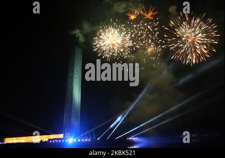 Ein atemberaubendes Feuerwerk hat die einjährigen Feierlichkeiten anlässlich des 100. Geburtstages des Vaters der Nation Bangabandhu Sheikh Mujibur Rahman am 17. März 2020 in Dhaka, Bangladesch, offiziell eröffnet. (Foto von Sony Ramany/NurPhoto) Stockfoto