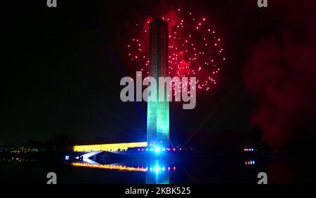 Ein atemberaubendes Feuerwerk hat die einjährigen Feierlichkeiten anlässlich des 100. Geburtstages des Vaters der Nation Bangabandhu Sheikh Mujibur Rahman am 17. März 2020 in Dhaka, Bangladesch, offiziell eröffnet. (Foto von Sony Ramany/NurPhoto) Stockfoto