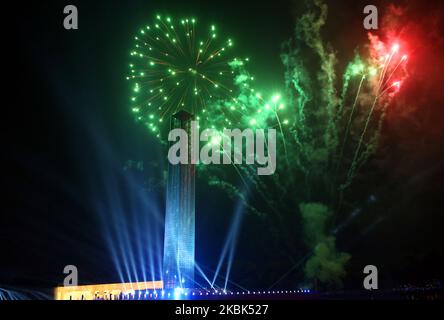 Ein atemberaubendes Feuerwerk hat die einjährigen Feierlichkeiten anlässlich des 100. Geburtstages des Vaters der Nation Bangabandhu Sheikh Mujibur Rahman am 17. März 2020 in Dhaka, Bangladesch, offiziell eröffnet. (Foto von Sony Ramany/NurPhoto) Stockfoto