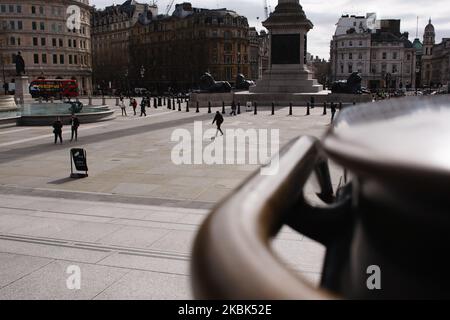 Ein Mann geht am 17. März 2020 über einen fast menschenleeren Trafalgar Square in London, England. Londons Straßen und Plätze waren heute spürbar ruhiger als noch vor 24 Stunden, wenn auch nicht verlassen. Die Entleerung folgt den neuen Leitlinien, die gestern veröffentlicht wurden, um alle nicht notwendigen sozialen Kontakte zu vermeiden und Orte wie Restaurants und Pubs zu vermeiden, um die Flut von Covid-19-Coronavirus-Fällen einzudämmen. Aber die britische Regierung ist bisher nicht dem Weg gefolgt, den einige andere Länder eingeschlagen haben, um von jedem zu verlangen, in ihren Häusern zu bleiben. (Foto von David Cliff/NurPhoto) Stockfoto