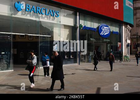 Eine Handvoll Menschen laufen am 17. März 2020 durch einen fast menschenleeren Piccadilly Circus in London, England. Londons Straßen und Plätze waren heute spürbar ruhiger als noch vor 24 Stunden, wenn auch nicht verlassen. Die Entleerung folgt den neuen Leitlinien, die gestern veröffentlicht wurden, um alle nicht notwendigen sozialen Kontakte zu vermeiden und Orte wie Restaurants und Pubs zu vermeiden, um die Flut von Covid-19-Coronavirus-Fällen einzudämmen. Aber die britische Regierung ist bisher nicht dem Weg gefolgt, den einige andere Länder eingeschlagen haben, um von jedem zu verlangen, in ihren Häusern zu bleiben. (Foto von David Cliff/NurPhoto) Stockfoto