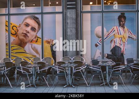 Leere Stühle und Tische sind zu sehen, während alle Restaurants und Pubs wegen der schnell zunehmenden Infektion mit dem Covid-19-Virus in Deutschland am 17. März 2020 in Köln geschlossen sind. (Foto von Ying Tang/NurPhoto) Stockfoto