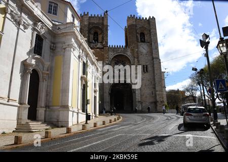 Blick auf die Kathedrale in Lissabon, Portugal, am 17. März 2020. Die Kathedrale von Lissabon hat ihre Türen seit dem 16. März 2020 geschlossen, da viele Bürger und Touristen freiwillig eingesperrt sind. Im kommerziellen und historischen Herzen von Lissabon ist es möglich, die Schließung von Büros, Parks und Einrichtungen zu bestätigen, als eine mögliche Maßnahme zur Bekämpfung des COVID-19-Virus, von dem bis heute 448 Menschen betroffen waren und eine Person aufgrund von Komplikationen der Krankheit getötet wurde. (Foto von Jorge Mantilla/NurPhoto) Stockfoto