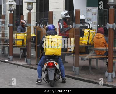 Kuriere mit Glovo-Taschen stehen am 17. März 2020 vor McDonald's in Kiew, Ukraine. Um die Ausbreitung des Coronavirus COVID-19 vom 18. März einzudämmen, unterbricht die Ukraine den zwischenstädtischen und interregionalen Personenverkehr im Land, und ab dem 17. März unterbricht die U-Bahn-Station, die in Städten, Bars, Restaurants, Cafés, Einkaufs- und Unterhaltungszentren arbeitet, vorübergehend ihre Arbeit in der Ukraine. (Foto von STR/NurPhoto) Stockfoto