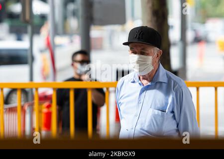 Ein älterer Mann wird als vorbeugende Maßnahme gesehen, da COVID-19 sich am 18. März 2020 in Melbourne weiterhin in ganz Australien ausbreitet. Australien hat derzeit 452 bestätigte COVID-Fälle, 19 davon 94 im Bundesstaat Victoria und 210 im Bundesstaat New South Wales. Die Todesrate für Australien liegt jetzt bei 5. Die Weltgesundheitsorganisation hat das Coronavirus (COVID-19) am 11.. März zu einer globalen Pandemie erklärt. (Foto von Mikko Robles/NurPhoto) Stockfoto