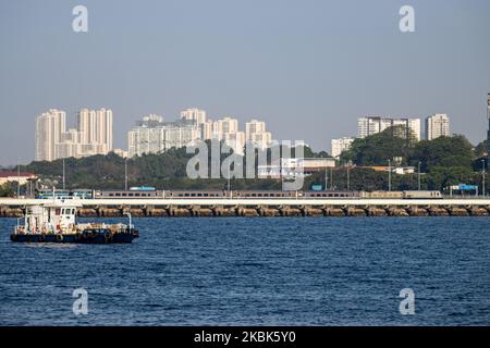 Ein Blick auf den Johor-Singapore Causeway, der am 18. März 2020 praktisch am ersten Morgen der Implementierung einer Movement Control Order durch die Regierung von Malaysia verlassen wurde, um die Ausbreitung des Covid-19-Virus einzudämmen. Die landesweite Sperrung wird voraussichtlich bis zum 31. März stattfinden. (Foto von Foo Chuan Wei/NurPhoto) Stockfoto