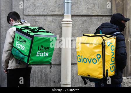 Uber Eats und Glovo Kuriere werden am 16. März 2020 in Krakau, Polen, gesehen. (Foto von Jakub Porzycki/NurPhoto) Stockfoto