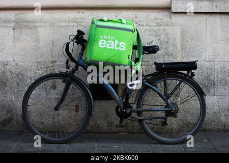 Am 17. März 2020 wird in der Nähe des Restaurants in Krakau, Polen, Uber Eats Bag gesehen. (Foto von Jakub Porzycki/NurPhoto) Stockfoto