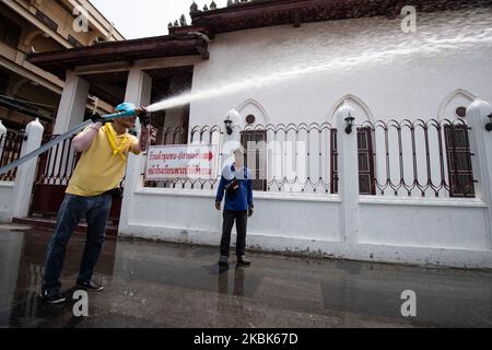 Am 18. März 2020 sprühte ein Reinigungspersonal das Wasser zum Reinigen des Bodens im Tempel Wat Rakhang Khositaram in Bangkok, in Bangkok, Thailand. (Foto von Vachira Vachira/NurPhoto) Stockfoto