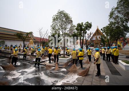 Ansicht des Wat Rakhang Khositaram Tempels während der großen Säuberung als Vorsichtsmaßnahme gegen die Ausbreitung des Coronavirus in Bangkok, Bangkok, Thailand, am 18. März 2020. (Foto von Vachira Vachira/NurPhoto) Stockfoto