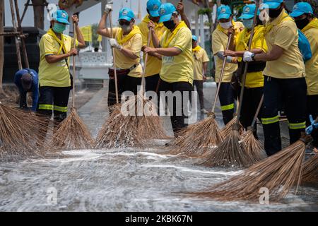 Reinigungspersonal unter der Bangkok Metropolitan Administration fegen am 18. März 2020 den Boden für eine große Reinigung im Wat Rakhang Khositaram Tempel in Bangkok, Thailand. (Foto von Vachira Vachira/NurPhoto) Stockfoto