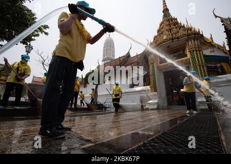 Ein Reinigungspersonal, das das Wasser für die Reinigung während der großen Reinigung am Wat Rakhang Khositaram Tempel, in Bangkok, Thailand, am 18. März 2020 ausspachelt. (Foto von Vachira Vachira/NurPhoto) Stockfoto