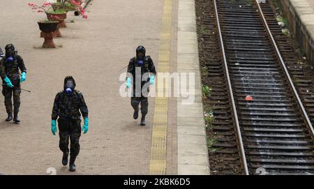 Beamte der srilankischen Luftwaffe sprühen am 18. März 2020 am Hauptbahnhof von Fort in Colombo, Sri Lanka, Desinfektionsflüssigkeit ein. Sri Lanka hat bisher 50 Covid-19 (Corona Virus)-positive Fälle, so Dr. Anil Jasinghe, Generaldirektor für Gesundheitsdienste Sri Lankas. Der Sprecher der Polizei in Sri Lanka sagte, dass die Regierung Sri Lankas beschlossen habe, am 18. März 2020 im Bezirk Puttalam und in der Polizeiabteilung Kochchikade in Negombo eine Sperrstunde der Polizei zu verhängen, um die Ausbreitung des Covid-19-Virus einzudämmen. (Foto von Tharaka Basnayaka/NurPhoto) Stockfoto