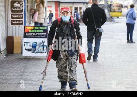 Älterer Mann mit Schutzmaske als vorbeugende Maßnahme gegen das Coronavirus COVID-19 in Kiew, Ukraine, am 18. März 2020. (Foto von Maxym Marusenko/NurPhoto) Stockfoto