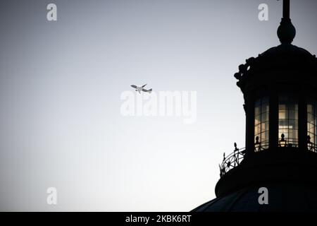 Eines der wenigen Flugzeuge, die aufgrund des Ausbruchs von Covid-19 und des freien Luftverkehrs von Toulouse aus starten. Für die 2. Tage sind die Franzosen gesperrt. Am Montag, den 16.. März, kündigte der französische Präsident Macron an, dass alle Menschen aufgrund der Coronavirus-Pandemie Covid-19 gesperrt werden. In Toulouse wie auch anderswo in Frankreich waren alle Geschäfte, die nicht auf das Wesentliche beschränkt waren, bis auf weiteres geschlossen. Die Polizei patrouilliert auf den Straßen, um die Menschen draußen zu überprüfen. Die Menschen müssen eine Erlaubnis haben, sich zu bewegen. Während sich das Coronavirus Covid-19 in ganz Frankreich ausbreitet, kündigte Präsident Macron die Schließung aller Schulen an, hoch Stockfoto