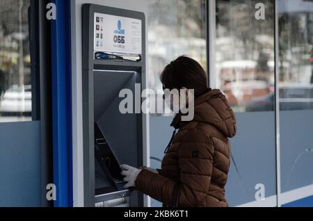 Frau wird am 18. März 2020 vor dem Bankbüro in Varna, Bulgarien, gesehen. Die bulgarische Regierung Verbot Menschen, sich in Gruppen zu versammeln. Restaurants und Bäckereien können nur Lebensmittel für den Heimweg verkaufen. Cafés, Nachtclubs, Theater und Kinos sind geschlossen. Mitarbeiter werden dazu ermutigt, von dort aus zu arbeiten. Dies wird getan, um die Ausbreitung von COVID-19 zu verhindern. Im folgenden Monat werden nur staatliche Institutionen, Apotheken und Lebensmittelgeschäfte geöffnet sein. Das Gesundheitsministerium hat 92 Fälle von Coronavirus in Bulgarien bestätigt, wobei mindestens zwei Todesfälle verzeichnet wurden (Foto: Hristo Rusev/NurPhoto) Stockfoto