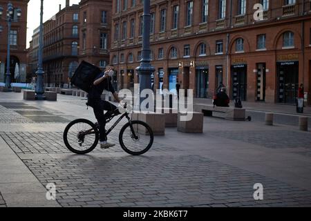 Ein Dispatch-Fahrer mit Gesichtsmaske macht das V-Zeichen auf dem Capitole-Platz. Für die 2. Tage sind die Franzosen gesperrt. Am Montag, den 16.. März, kündigte der französische Präsident Macron an, dass alle Menschen aufgrund der Coronavirus-Pandemie Covid-19 gesperrt werden. In Toulouse wie auch anderswo in Frankreich waren alle Geschäfte, die nicht auf das Wesentliche beschränkt waren, bis auf weiteres geschlossen. Die Polizei patrouilliert auf den Straßen, um die Menschen draußen zu überprüfen. Die Menschen müssen eine Erlaubnis haben, sich zu bewegen. Während sich das Coronavirus Covid-19 in ganz Frankreich ausbreitet, kündigte Präsident Macron die Schließung aller Schulen, Hochschulen und Universitäten an, um zu versuchen, Kontakt zu haben Stockfoto