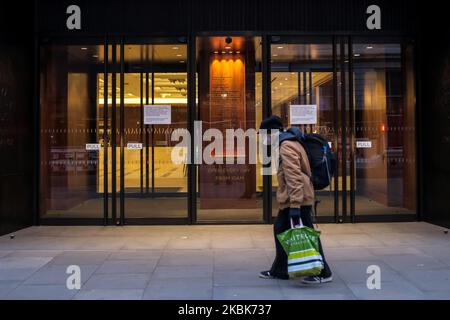 Ein Mann geht am Eingang des Royal Opera House vorbei, da die Regierung empfiehlt, während der anhaltenden COVID-19-Coronavirus-Pandemie am 18. März 2020 in London, England, soziale Kontakte zu vermeiden. (Foto von Alberto Pezzali/NurPhoto) Stockfoto