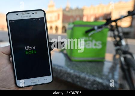 Eine Uber Eats App im Zentrum von Krakau. Lokale Lebensmittelunternehmen passen sich einer neuen Realität des Coronavirus an, indem sie ihren Kunden aufgehetzte Lieferservices anbieten. Das Gesundheitsministerium gab weitere 13 neue Fälle von Coronavirus in Polen bekannt, was die Gesamtzahl auf 251 erhöht. Am Mittwoch, den 18. März 2020, in Krakau, Polen. (Foto von Artur Widak/NurPhoto) Stockfoto