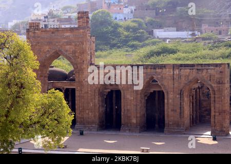 Eine verlassene Ansicht der Adhai-DIN Ka Jhonpra Moschee, die wegen der Besorgnis über die Ausbreitung des neuartigen COVID-19-Coronavirus am 19. März 2020 in Ajmer, Rajasthan, Indien, für Besucher geschlossen wurde. (Foto von STR/NurPhoto) Stockfoto