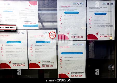 Am 18. März 2020 auf einem Parkplatz auf der Autobahn A4 zwischen Rzeszow und Korczowa (polnischer Grenzübergang mit der Ukraine), Polen, in mehreren Sprachen verfasste öffentliche Bekanntmachung über die Vorsichtsmaßnahmen des Coronavirus. Polen hat strenge Vorkehrungen getroffen, um Reisen und öffentliche Versammlungen einzuschränken und ermutigt die Öffentlichkeit, jederzeit zu Hause zu bleiben. (Foto von Dominika Zarzycka/NurPhoto) Stockfoto